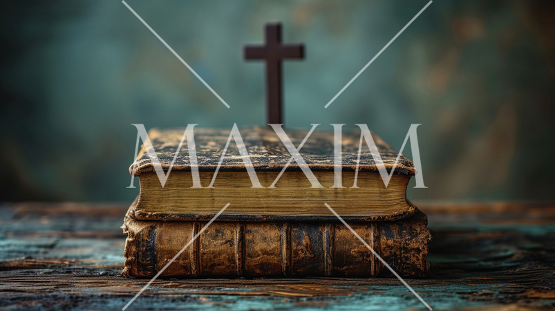 年代物の聖書と十字架