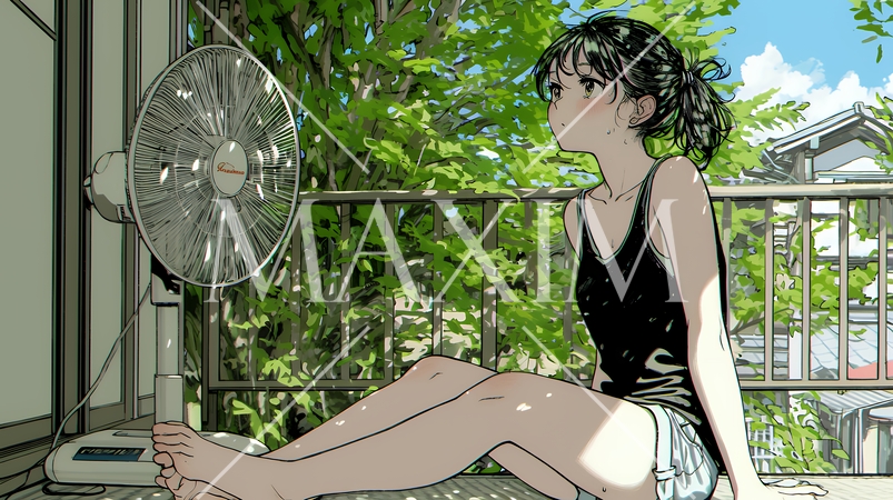 暑い夏の昼下がり、扇風機にあたって涼んでいる若い女性