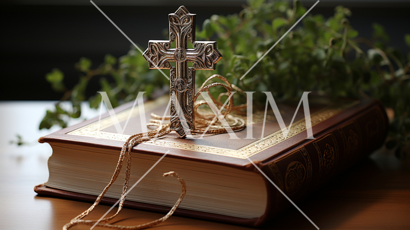 革装丁の聖書と銀製の十字架