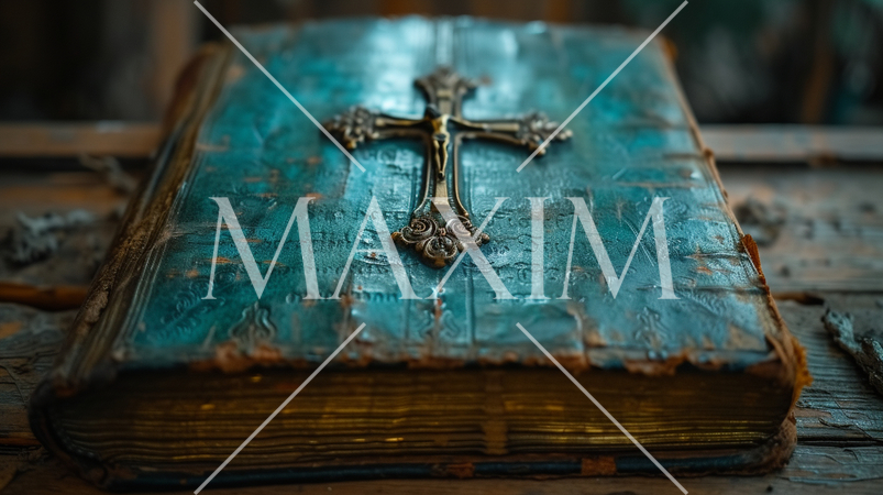 年代物の聖書と十字架