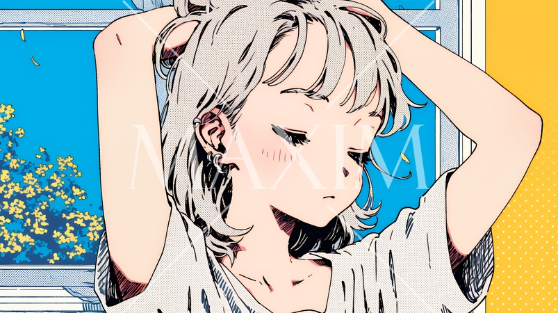 朝の目覚ましを止めて伸びをしている若い女性