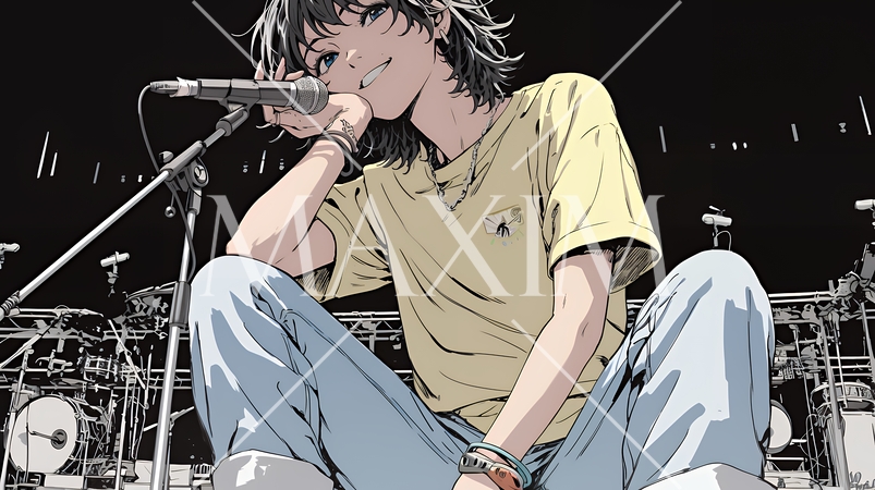 ステージでマイクを握り、情熱的に歌い上げる女性