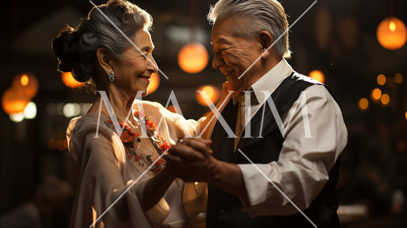 仲の良い老夫婦が社交ダンスを踊っている