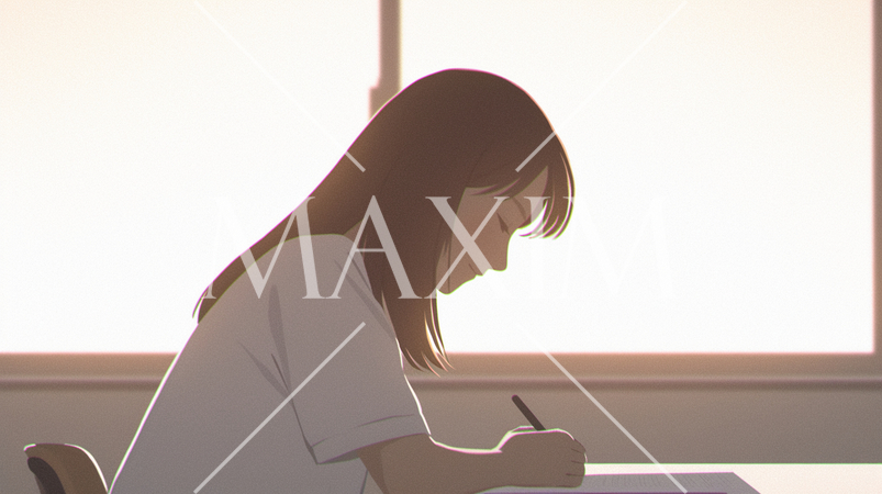 窓際の席で筆記試験中の若い女性