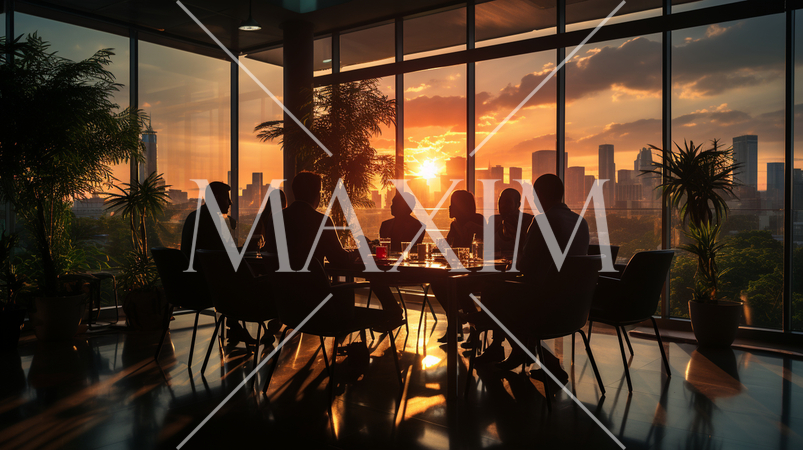 白熱した会議：日が暮れそうなのに電気もつけずに会議に没頭