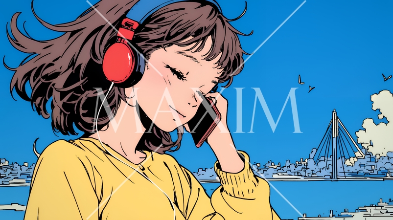 嬉しそうな表情でスマホを使っている女性