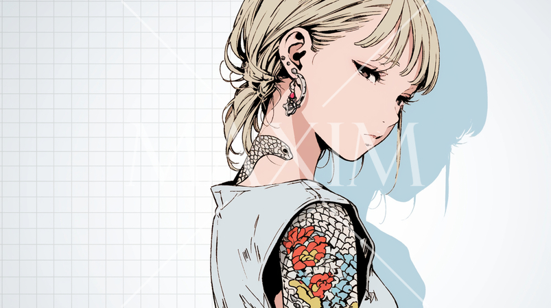 ヘビ柄の刺青を背中に入れた若い女性