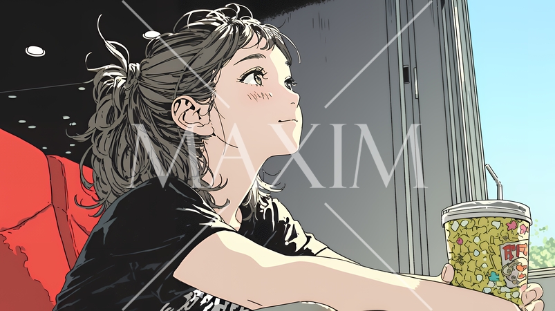 映画や演劇を鑑賞している若い女性