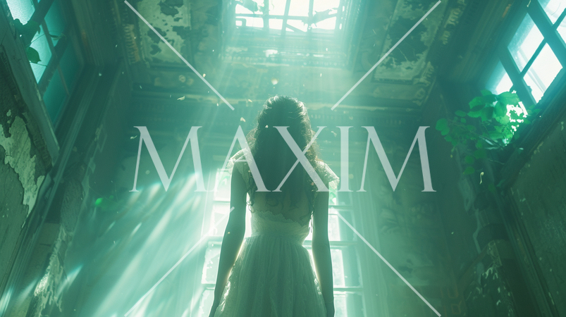 霧の立ちこめる森の中で道に迷い廃屋にたどり着いた女性