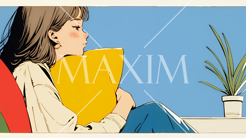 ソファでクッションを抱えてくつろぐ若い女性