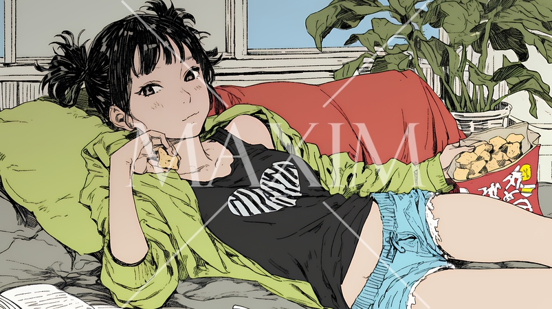 ポテトチップスをつまみながら、ひとりでビデオを観る若い女性