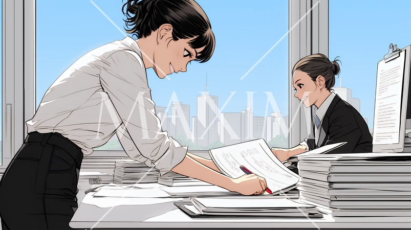 オフィスのデスクで、入念に書類をチェックする女性