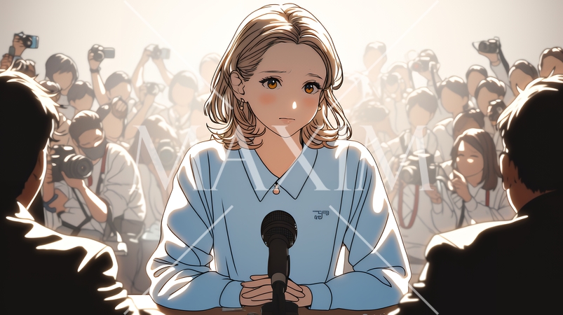 取材陣から共同インタビューを受けている若い女性（タレント）