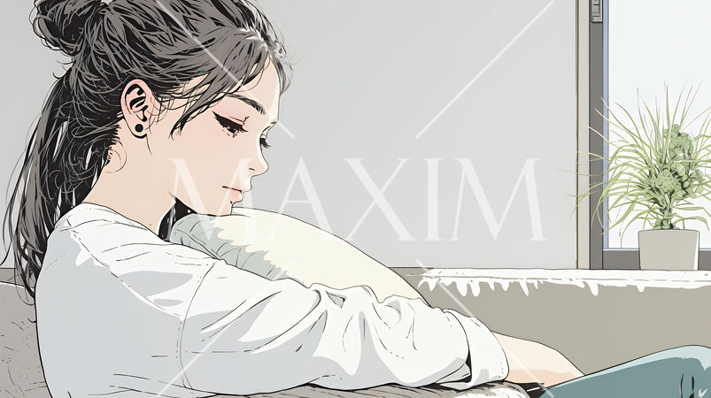 ソファでクッションを抱えてくつろぐ若い女性