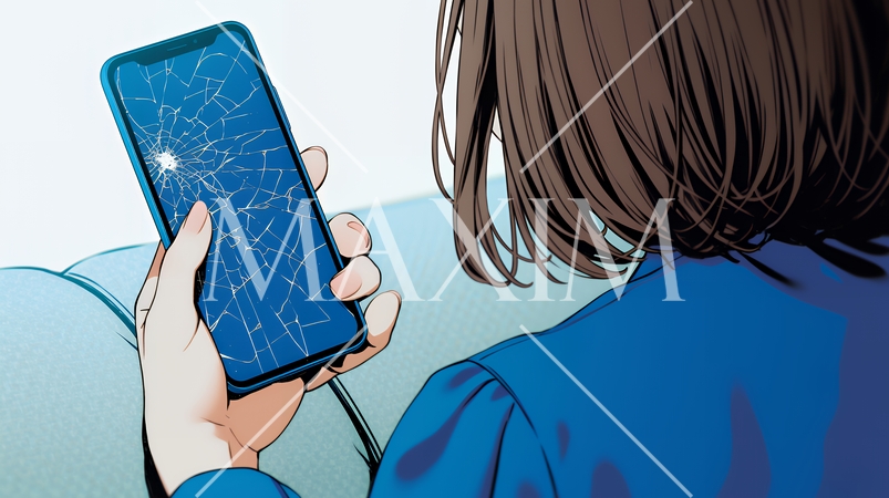 画面が激しく割れているスマートフォンを手にしているいる若い女性