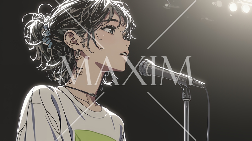 ステージでマイクを握り、情熱的に歌い上げる女性