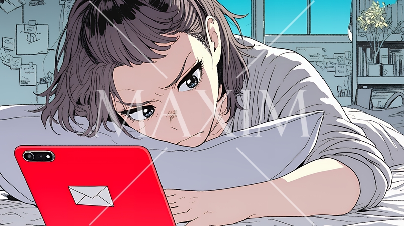 寝ようとしているときに嫌なメールを受け取り、不快そうな若い女性