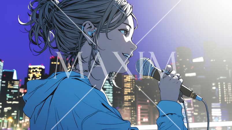 ステージでマイクを握り、情熱的に歌い上げる女性