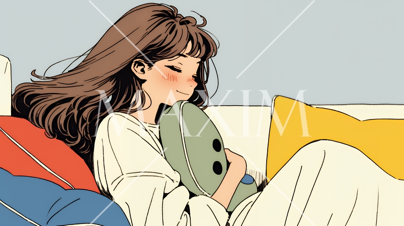 ソファでクッションを抱えてくつろぐ若い女性