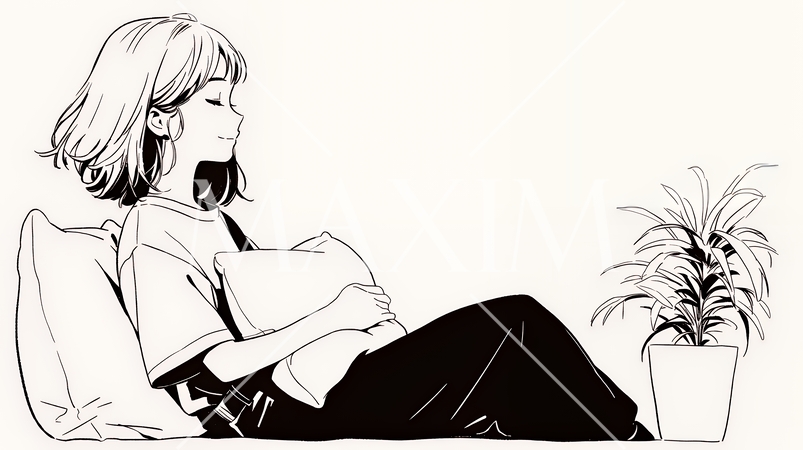 ソファでクッションを抱えてくつろぐ若い女性（シンプルな色使い）