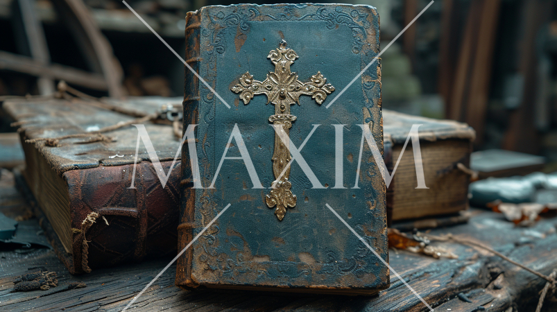 年代物の聖書と十字架