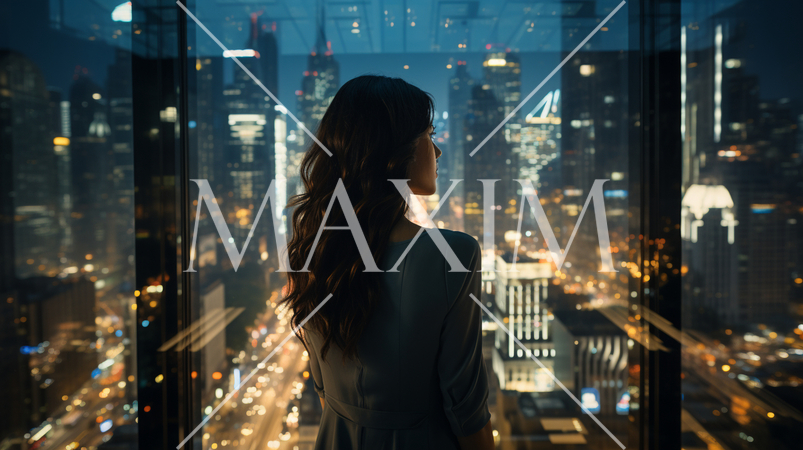 高層ビルにあるオフィスから見たビル群の夜景